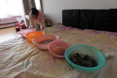 南澳楼上漏水，住户失联，小区没物管，业主维权难！律师来支招……